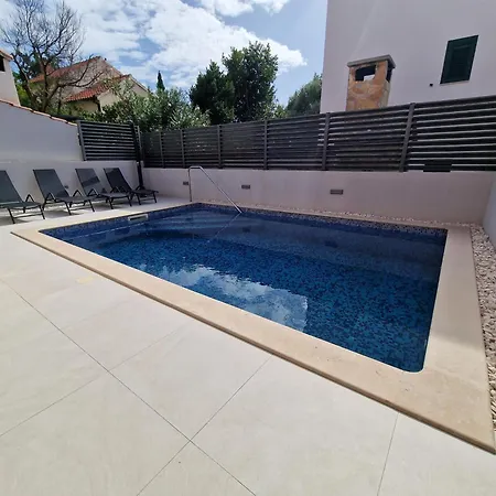 فيلة Tango I تروغير