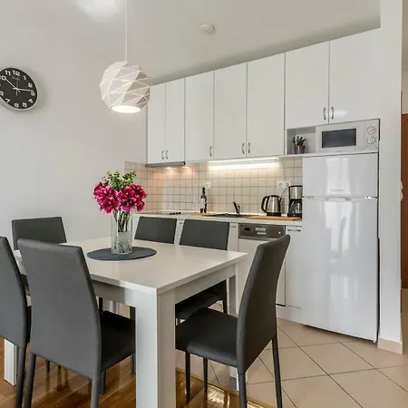 فيلة Tango I تروغير